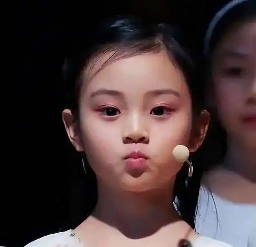 贾乃亮李小璐发文为女儿庆生,10岁甜馨大变样,相貌结合父母优点_照片