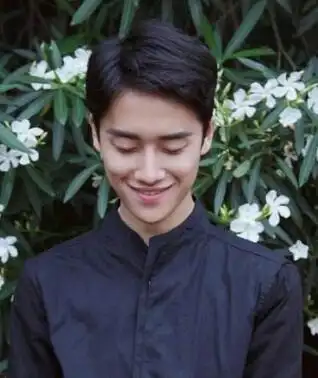 像图示这款蓬松的纹理烫短发发型,三七分的短发复古味道十足,将小脸的