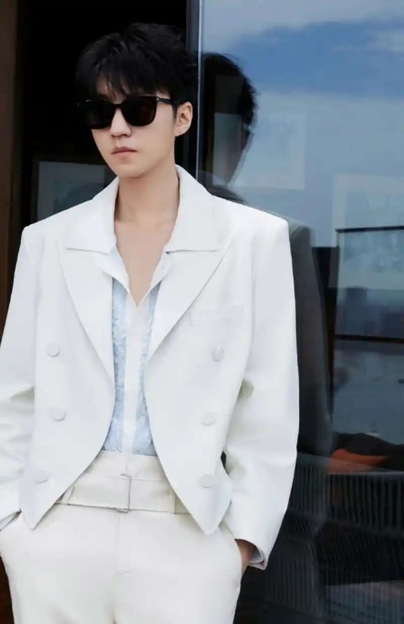 王俊凯有霸总那感觉了,穿一身白西装第一次感受到小凯确实长大了,气质