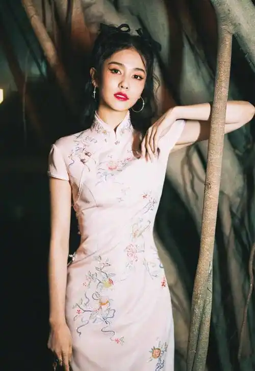 三位女神穿的旗袍裙,不同气质的复古女人味,春季时尚穿正合适!