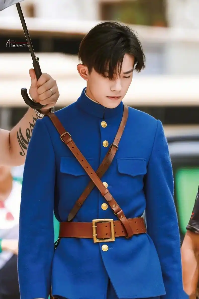 易烊千玺军装, 一身正气十足, 神采刚毅凌然, 尽显英雄风采!