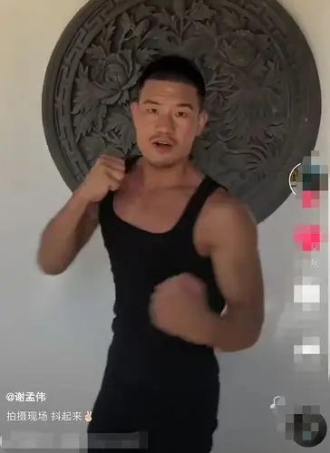 嘎子哥谢孟伟再拍抗日电影片场大秀肌肉身材健硕野性十足