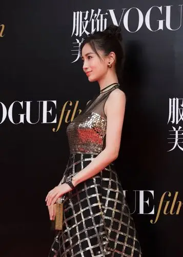 杨颖身穿亮片镂空礼服完美身材一览无余笑容甜美优雅迷人