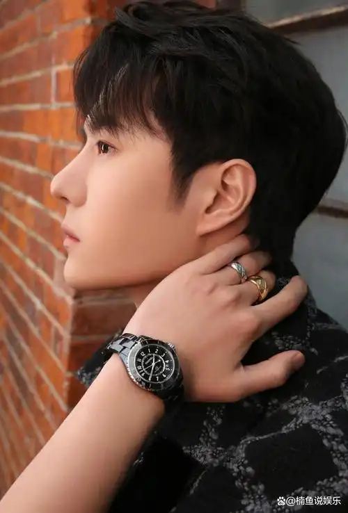 王一博真是行走的衣架子,穿格子大衣身姿挺拔,25岁长得太有型