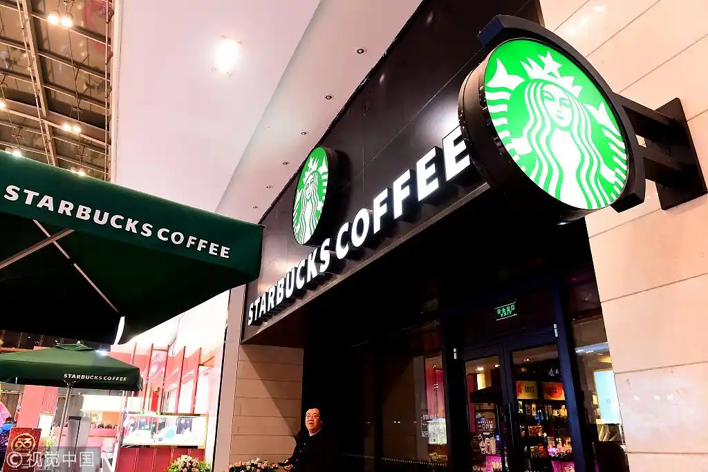 2019年1月9日,辽宁沈阳,市民在沈阳一家星巴克咖啡店经过.