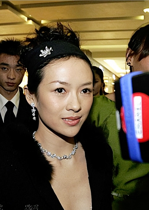 年前新闻的女明星_比起娜扎"内裤外露",章子怡的情史更直白:这就是