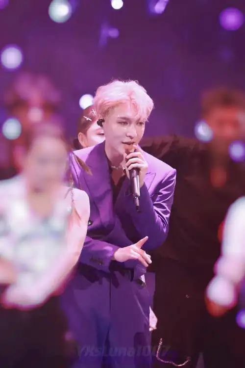 大航海南京场紫色真的好衬他@张艺兴