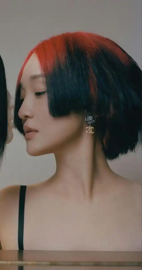 周迅真的不会老吗?剪短发拍写真,灵气不减当年