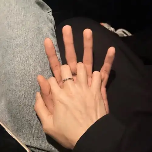 要和男朋友拍很多很多牵手照