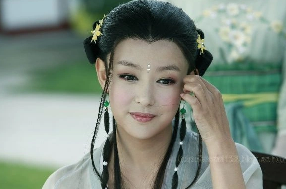 新西厢记:莺莺看张珙给她穿鞋起身离开,欢郎被撞晕!