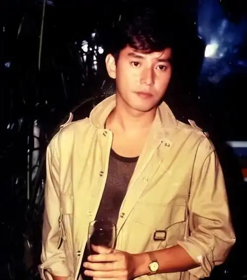 谭咏麟:哄妻子丁克15年,却和19岁情妇生子,多年后追悔莫及