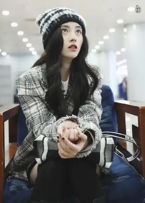 鞠婧祎机场私服冬日里的格子元素暖暖的甜甜的