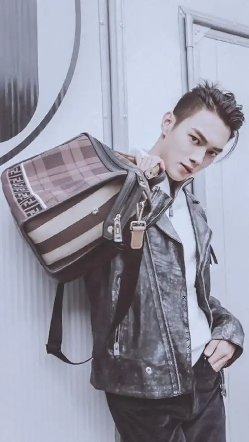 许凯时尚帅气街拍图片,明星,帅气,帅哥,大陆男明星,许凯,帅哥明星