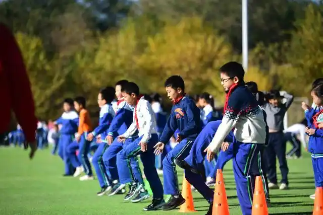 这所小学的体育课上山啦