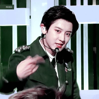 朴灿烈眨眼动图