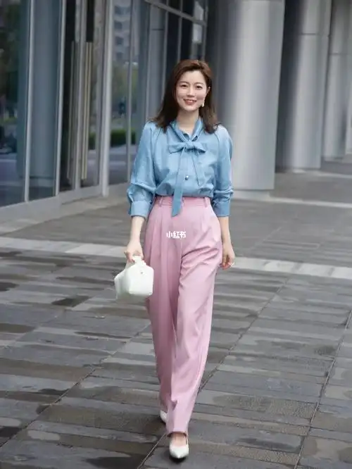 粉色搭配蓝色,仿佛像是春天里的樱花94与蓝色的天空,和谐又浪漫!