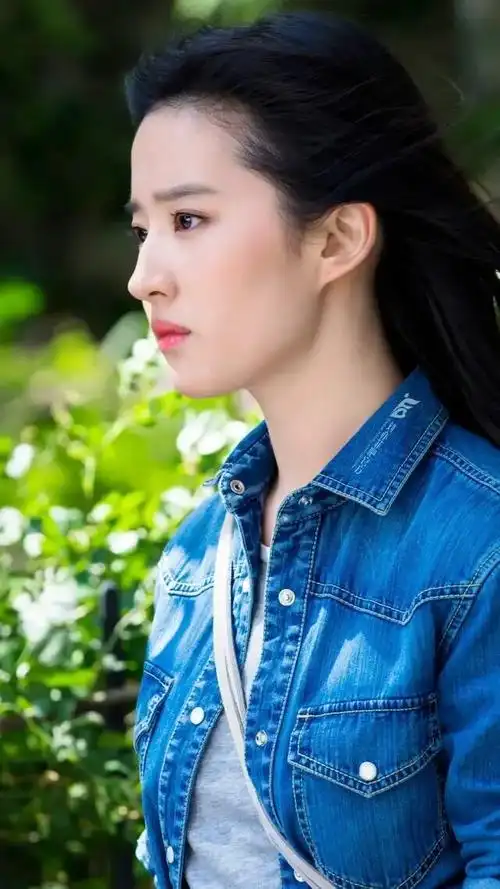 刘亦菲高清个人照即便过了30岁依旧是个小仙女