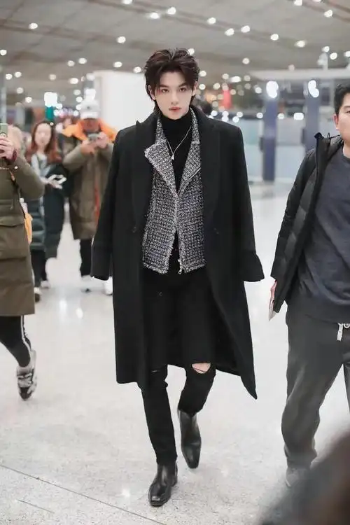 黄明昊大衣披身上凹出霸气感快赶上大哥朱正廷了