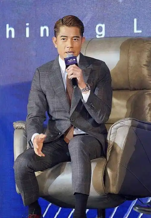 郭富城是个"减脂"男人:西装笔挺,发型不乱,不输57岁小鲜肉_中年_男士