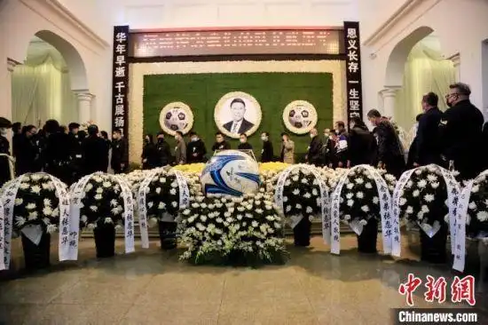 图为张恩华遗体告别仪式在大连殡仪馆举行. 王华 摄