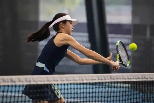 12岁森碟稳坐专业选手170cm身高打网球不输专业选手