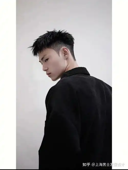 长脸,瓜子脸基本都可以驾驭得了男士烫发男士造型特点:比较修饰脸型