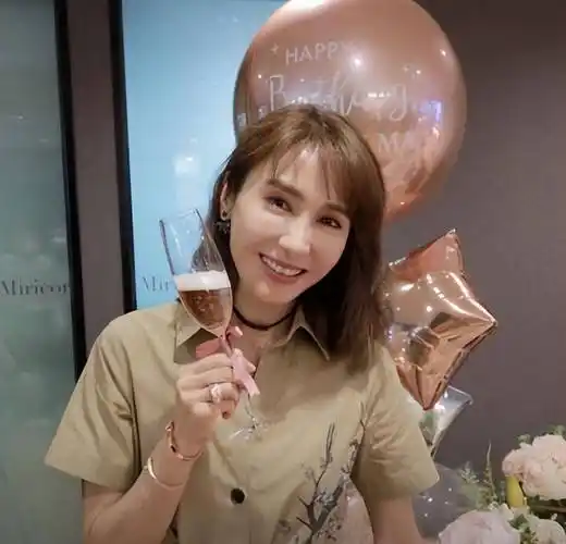 黎姿51岁生日,手拿香槟捧鲜花庆祝,3个女儿送祝福卡片_员工_贺卡_公司