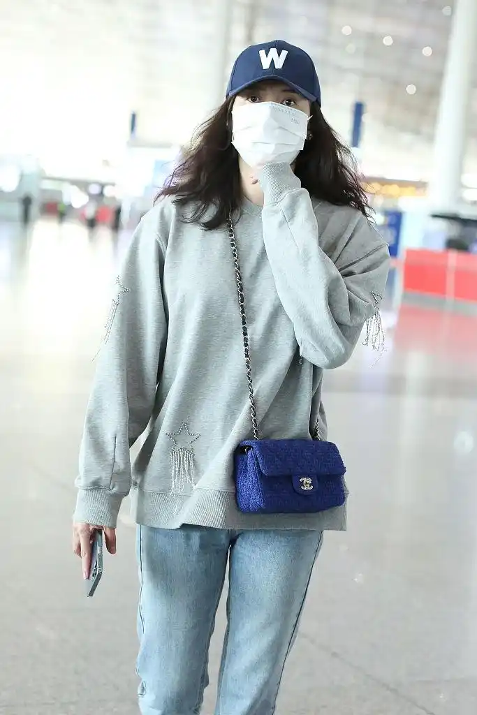 宋佳走机场被拍素颜发黄还有雀斑纯天然的脸真实就很漂亮