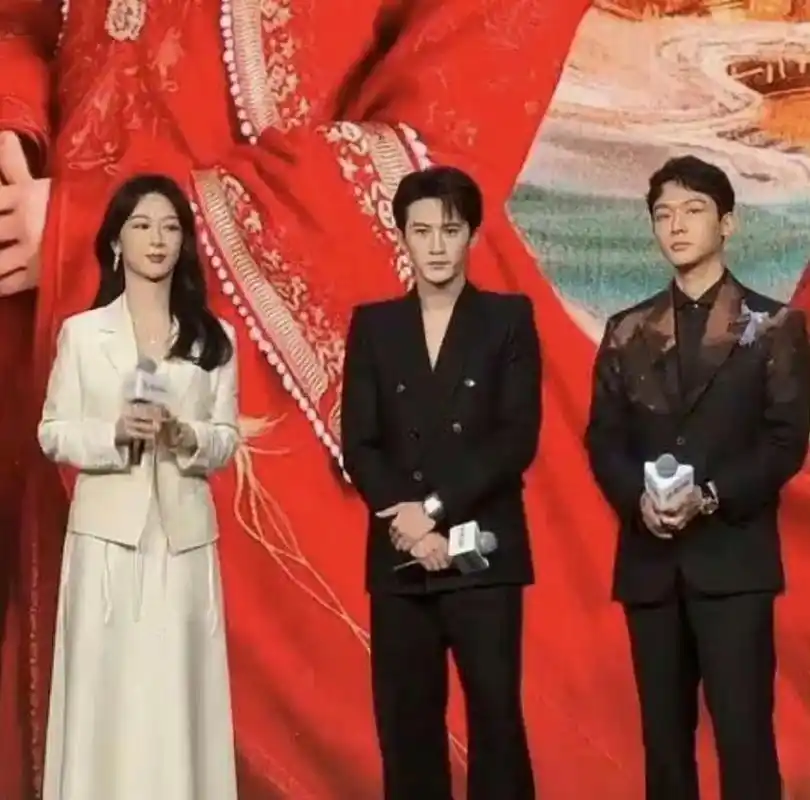 檀健次的公开身高174,杨紫身高167,王楚然官方身高172,实景图檀健次和