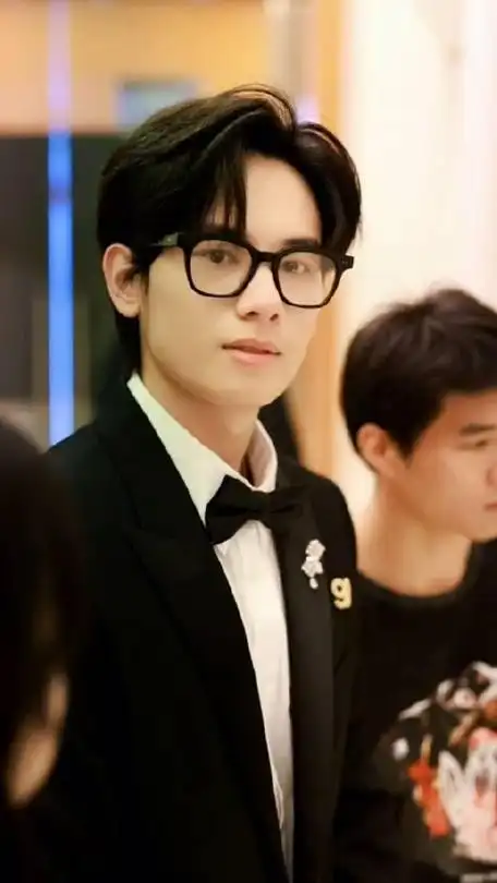 胡先煦上影节胡先煦上海国际电影节造型西装笔挺好矜贵