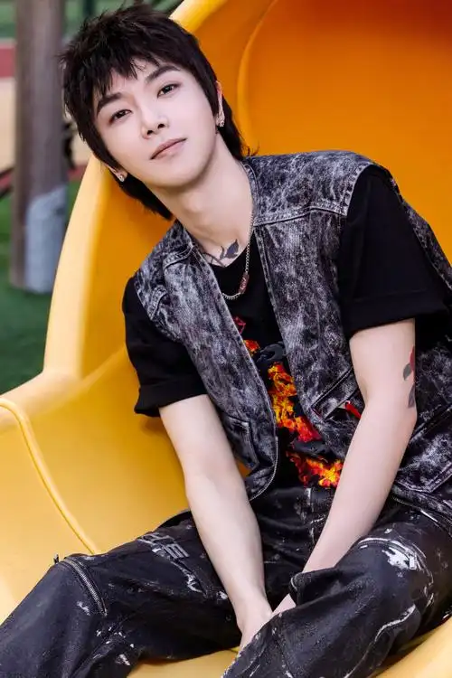 华晨宇游乐园童趣写真发布玩滑梯荡秋千乐趣无穷