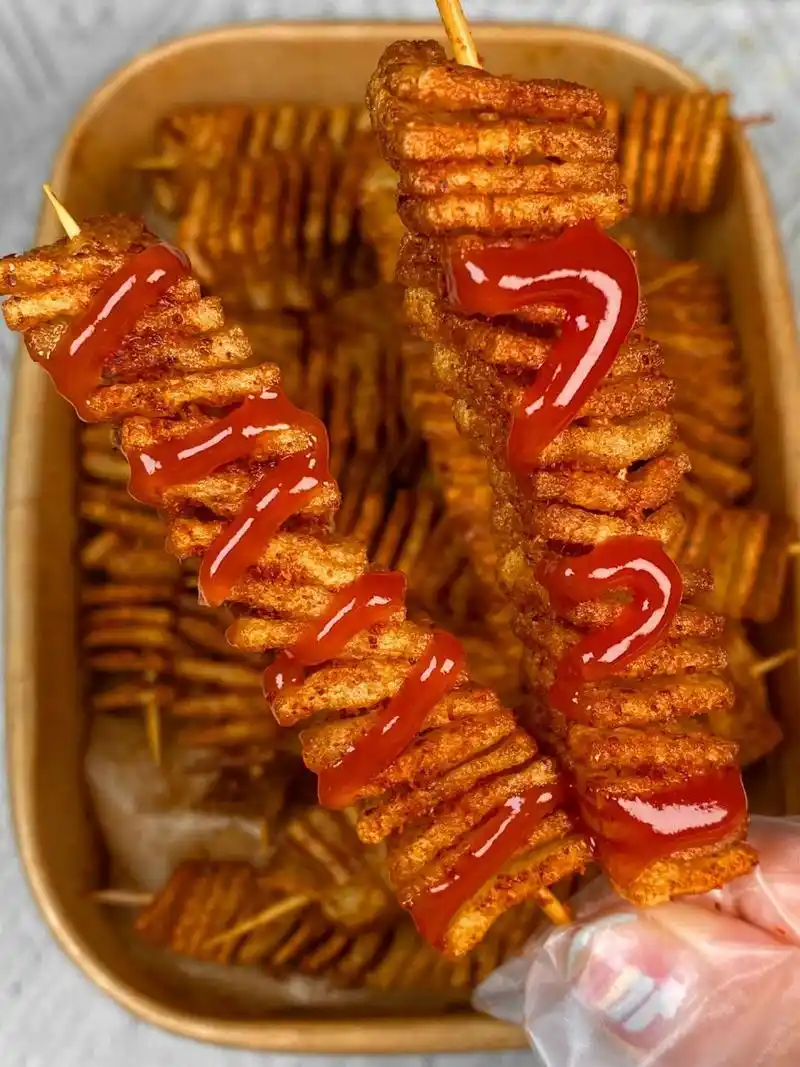 夜市很火的旋风薯塔,只需要两根筷子就能做出!