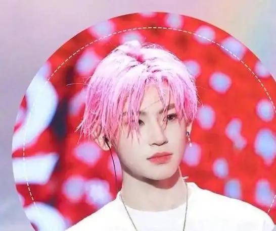 粉色刺绣毛衣加上飘带牛仔裤,吴亦凡将温柔和嘻哈风实现了贴合婉转.