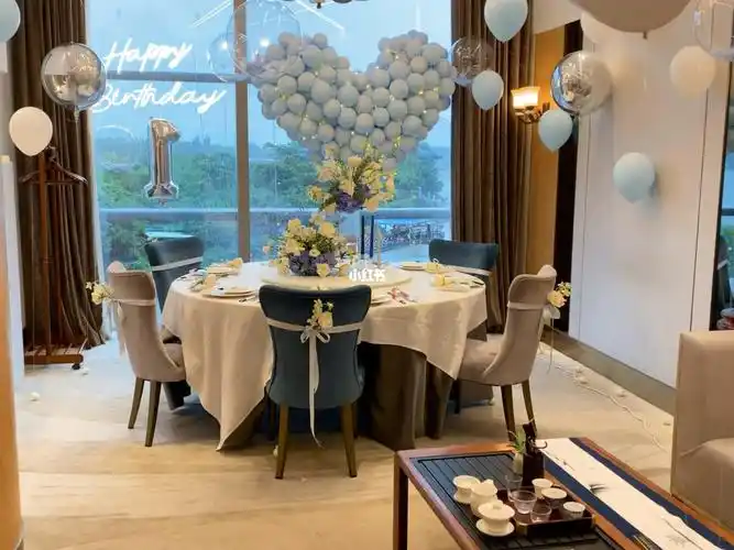 小包间餐厅生日布置 :爱心气球 霓虹灯happy birthday 氛围飘球 鲜花