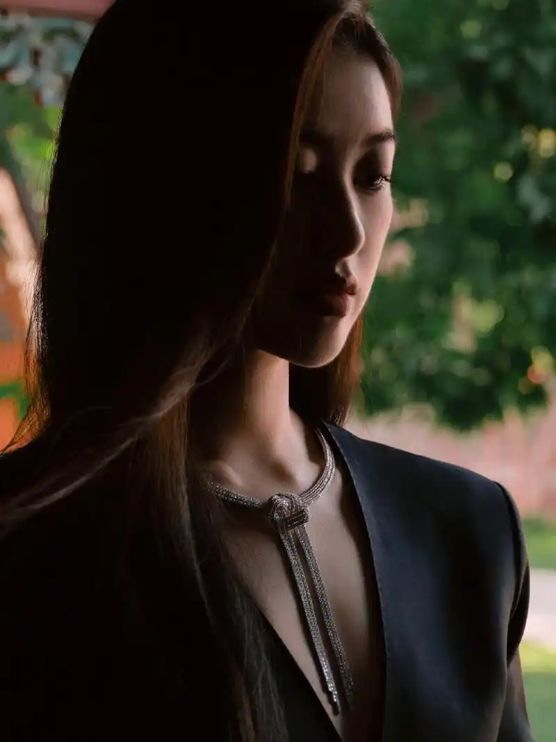 朱珠到底有多飒#朱珠穿黑色深v长裙搭流苏项链,超越颜值极限,红唇