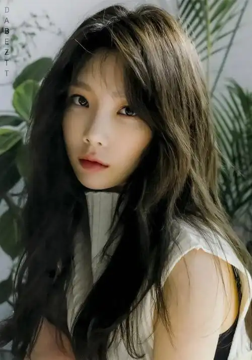 韩国美女金泰妍粉发造型衬皮肤细嫩白皙太性感迷人了