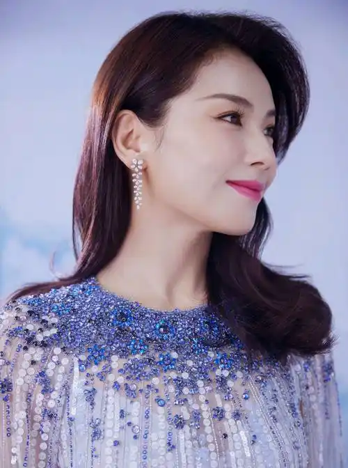 演员刘涛社媒晒自拍照,比心剪刀手少女感十足,看上去就像十八岁_网友