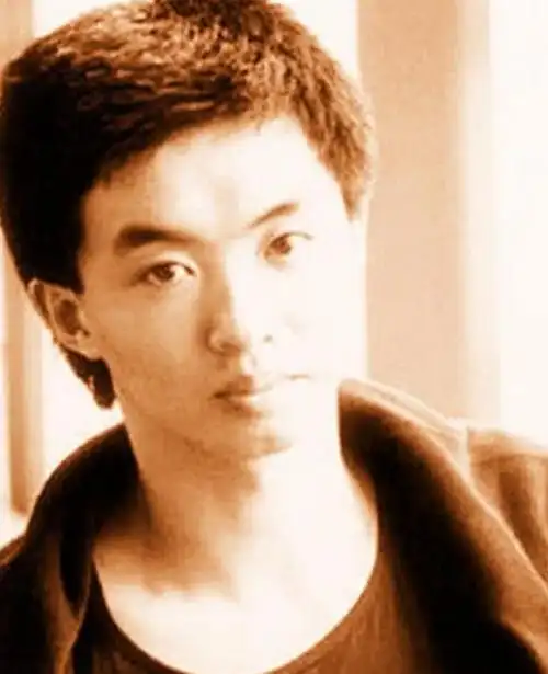 这张是金星姐最经典也是最帅的一张照片,应该是当时当兵的时候的