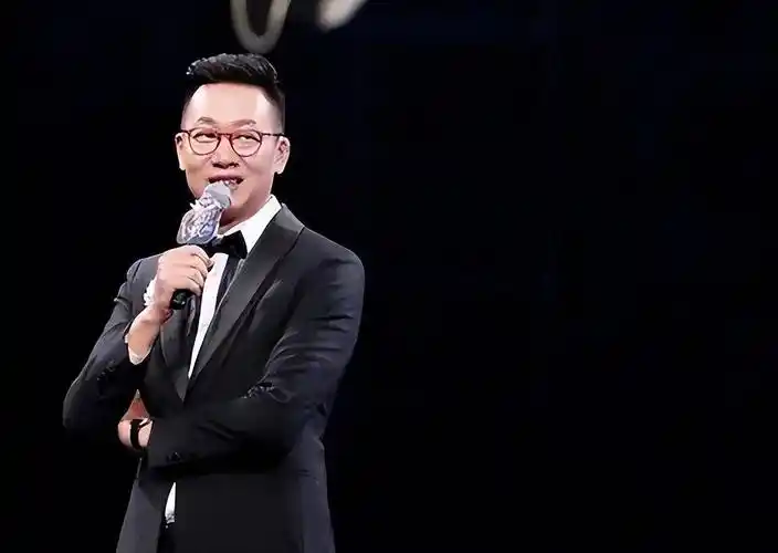 51岁林海:曾是央视著名主持,为正义怒摔耳机,二婚何婕获幸福_东方