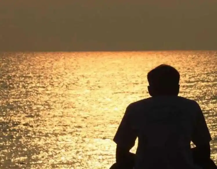 一个男人孤独沧桑背影图片