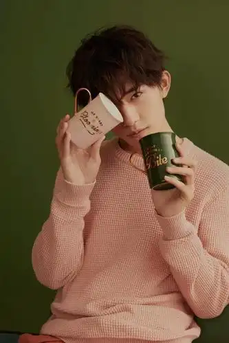 易烊千玺全新宣传照出炉!粉色居家小王子光脚丫展现质朴之心!