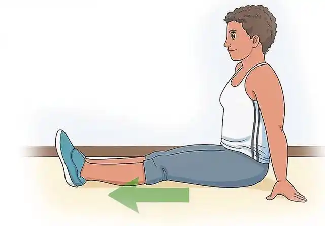 训练股四头肌平躺于地面,一腿屈膝,一腿股四头肌用力,然后伸直抬起