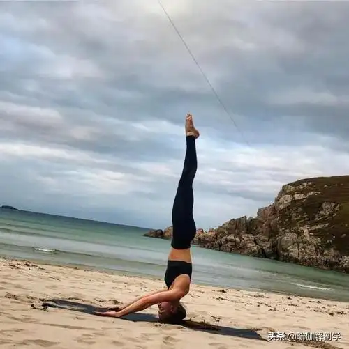 13张超美瑜伽倒立体式照喜欢倒立的你还不赶紧试试