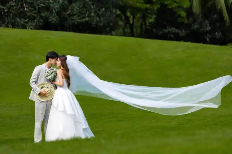 结婚必拍草坪电影风格婚纱照佛山婚纱照