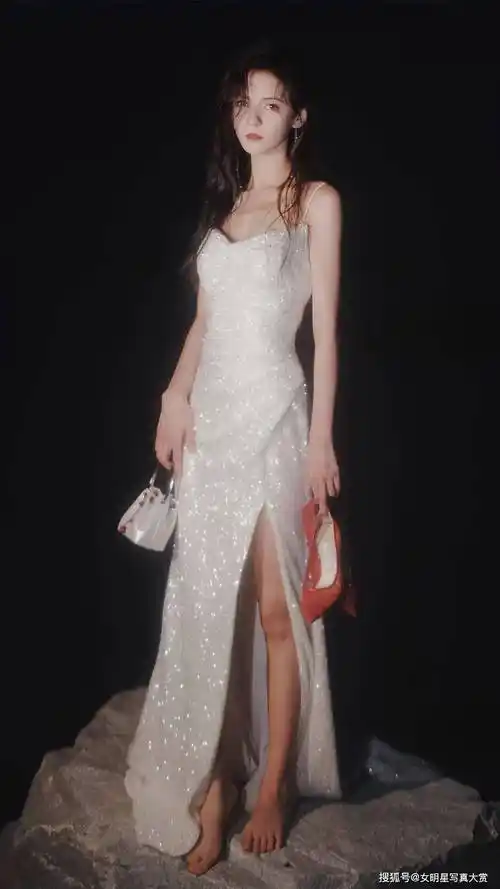 【张予曦唯美写真】白色碎钻吊带裙,魅力诱人,如海的女儿般纯净_礁石