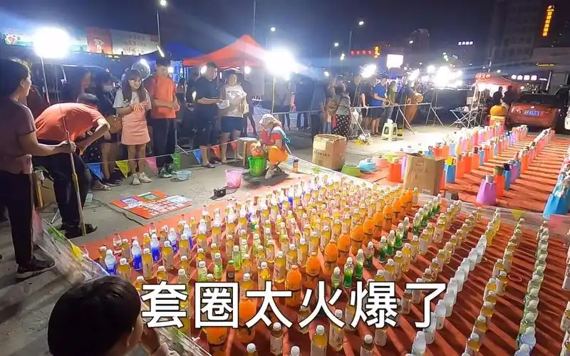 山东百强县最大的夜市套圈摊前异常火爆有没有高手来上一课