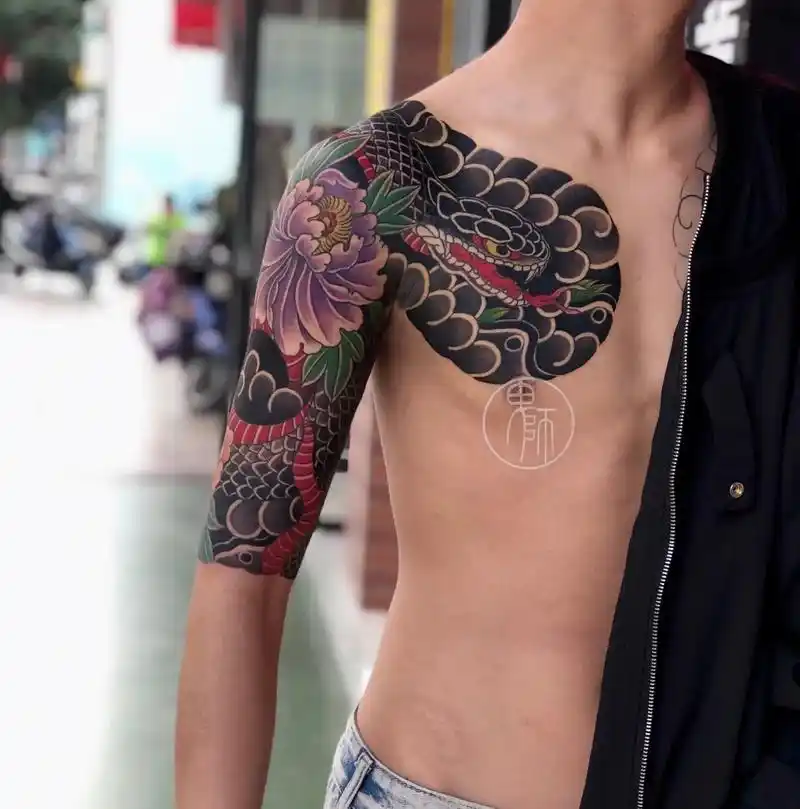 老传统半甲纹身.半甲上色连扎3天 20小时  还差一点点未完 - 抖音