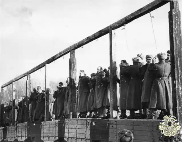 直击德国战犯被执行绞刑真实场景被堵住嘴巴成排吊在绞刑架上