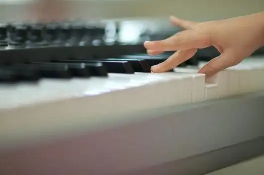 弹钢琴对手指好处