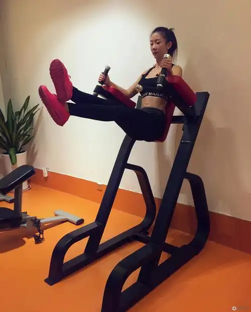 高清:亚泰小将女友秀蜂腰美腿 俯身无惧尴尬